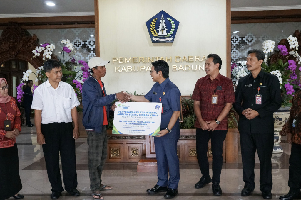 Sekda Adi Arnawa Serahkan Kartu Jamsostek Program TJSP Kabupaten Badung